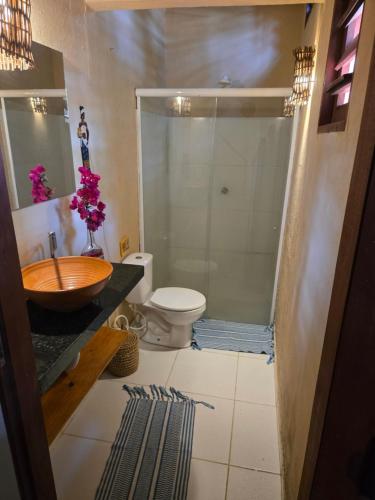 Un baño con lavabo, inodoro y ducha. en Hostel Macapa'-KiteAliCori, en Luís Correia