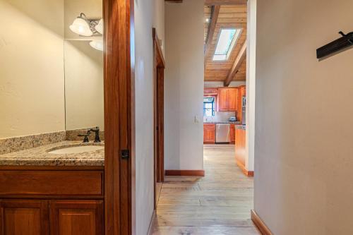 Φωτογραφία από το άλμπουμ του Twin Hollow at Dollar Point by Tahoe Getaways - 5BR w Game Room & Hot Tub σε Dollar Point