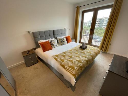Un pat sau paturi într-o cameră la Pearl Bay - One bedroom Luxury Apartment in St Albans