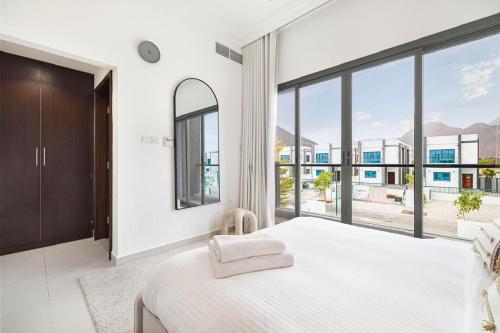 Al Bandar Luxury Villa with private pool - Al Dana Island Fujairahにあるベッド