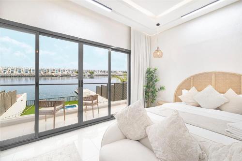 フジャイラにあるAl Bandar Luxury Villa with private pool - Al Dana Island Fujairahのベッドがあり水辺の景色が見える寝室