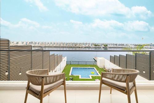 Al Bandar Luxury Villa with private pool - Al Dana Island Fujairahにあるバルコニーまたはテラス