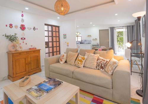 a living room with a couch and a table at Casa Coral in Mexico City