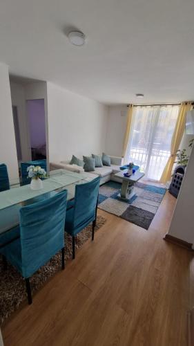 a living room with a table and chairs and a couch at Departamento 4 personas, sector Peñuelas in La Serena