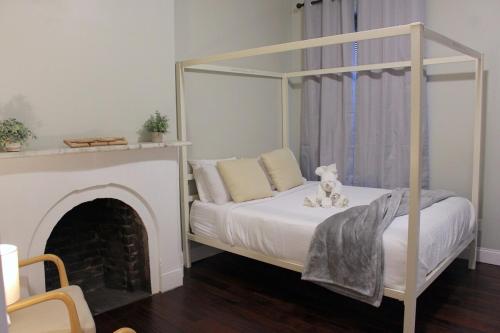 Postel nebo postele na pokoji v ubytování CHIC, Renovated Brownstone in PRIME DT Albany