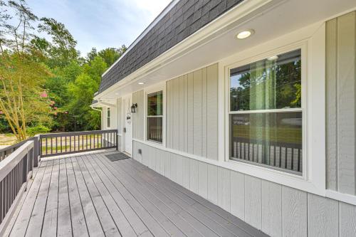 Un balcón o terraza en Private Deck and Yard Home 3 Mi to Dtwn Sanford!