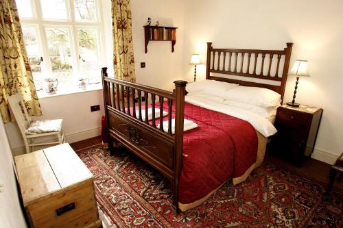 um quarto com uma cama grande e uma janela em Triumphal Arch Lodge em Creagh