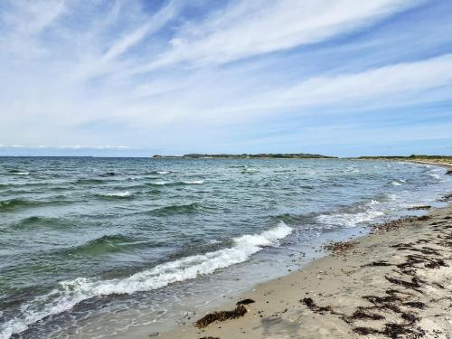 a view of the ocean from the beach at Seaside Retreat in Havnso-By Traum in Føllenslev