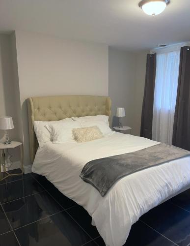 Postel nebo postele na pokoji v ubytování MODERN 1BR Apt with PRIVATE deck