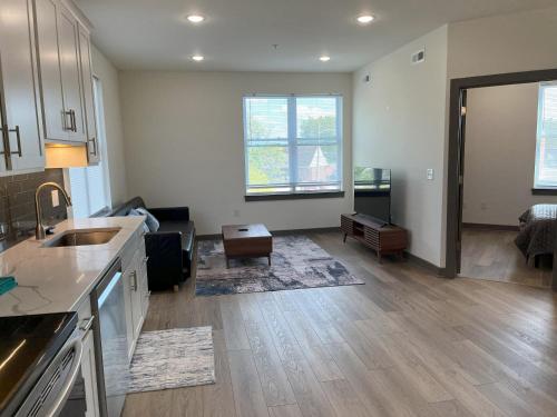 Η κουζίνα ή μικρή κουζίνα στο Byrd Apt - 209 - Tourist Homes of Richmond