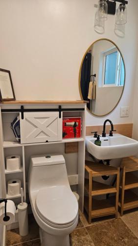 Un baño con un inodoro blanco y un lavabo. en Charming Spacious Parking Steps From Downtown Family Friendly Conventions,Petco Park,Rady Shell, Gaslamp, Beaches, Zoo,Balboa Park, en San Diego