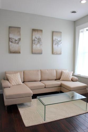 Posezení v ubytování MODERN 1BR GREAT Location Downtown Parking