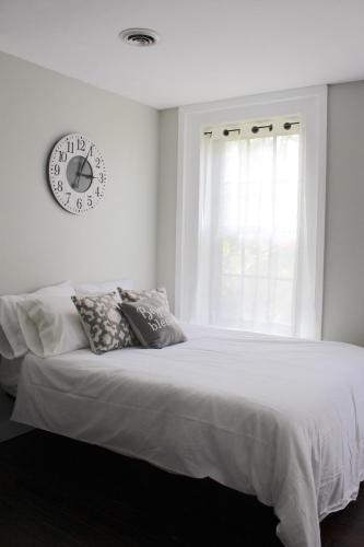 Postel nebo postele na pokoji v ubytování MODERN 1BR GREAT Location Downtown Parking