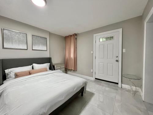 Postel nebo postele na pokoji v ubytování PRIVATE 1 BDRM Newly Renovated Apt Patio