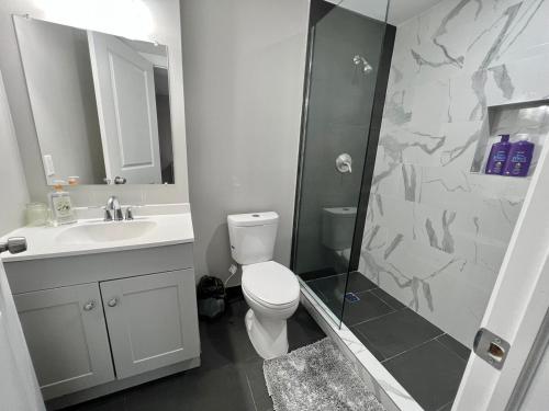 Koupelna v ubytování PRIVATE 1 BDRM Newly Renovated Apt Patio