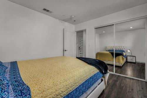 Ένα ή περισσότερα κρεβάτια σε δωμάτιο στο Spacious chic 1-Bedroom in Koreatown Hollywood area with Free Parking