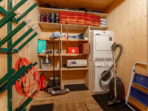a utility room with a washer and dryer at Die Bergliebe in Hohentauern