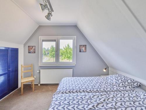 a bedroom with a bed and a window at Poldergeluk in Ooltgensplaat