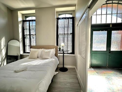 ein Schlafzimmer mit einem Bett und einer grünen Tür in der Unterkunft Private Entrance Cozy Apt Bright Modern in Albany