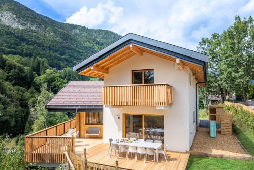 Nespecifikovaný výhled na hory nebo výhled na hory při pohledu z chaty