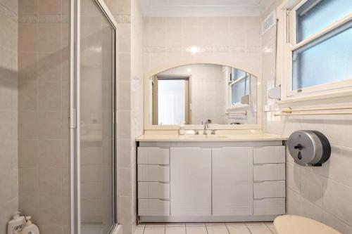 Bilik mandi di Affordable No-Frills Queen Ensuite Room in Pymble