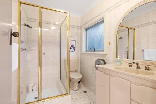 Bilik mandi di Affordable No-Frills Queen Ensuite Room in Pymble
