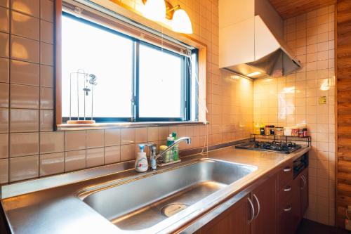 天ケ瀬にあるYamakiso - Vacation STAY 02412vのキッチン(ステンレス製のシンク、窓付)