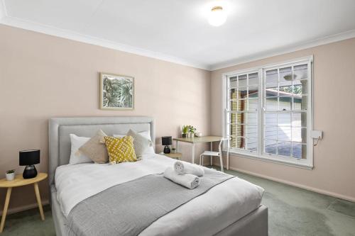 Katil atau katil-katil dalam bilik di Affordable No-Frills Queen Room in Pymble - Shared Bathroom