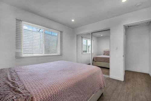a bedroom with a bed and a mirror at Large Modern 1-Bedroom With Dining Area In Central Location Close To Downtown LA in Los Angeles