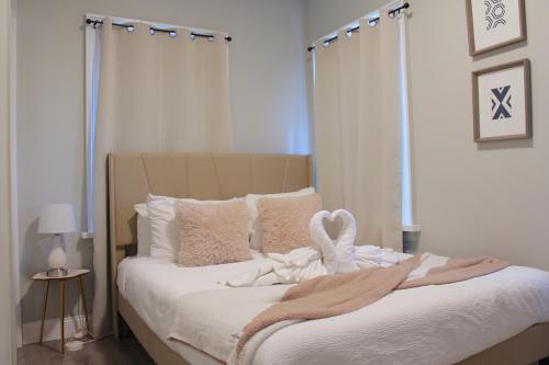 2 BEDROOM 1 BATH TRENDY Apt Downtown Albany في ألباني: غرفة نوم بسرير مع ستارة معدنية