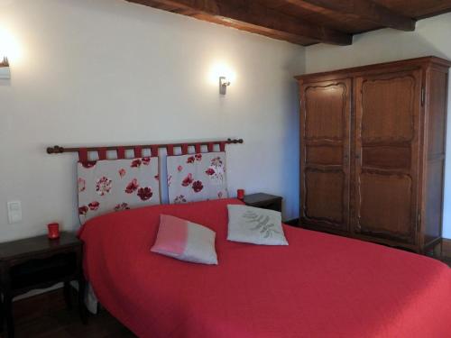 Katil atau katil-katil dalam bilik di Maison Authentique avec Jardin Clos et Parking Privé à Pont-la-Ville - FR-1-611-59