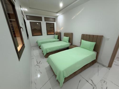 Postel nebo postele na pokoji v ubytování Nour DAsilah 8