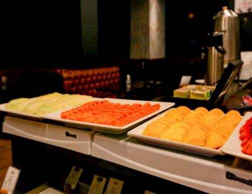 twee dienbladen eten op een tafel bij Alugueasy - Nobile Suites Monumental in Brasilia