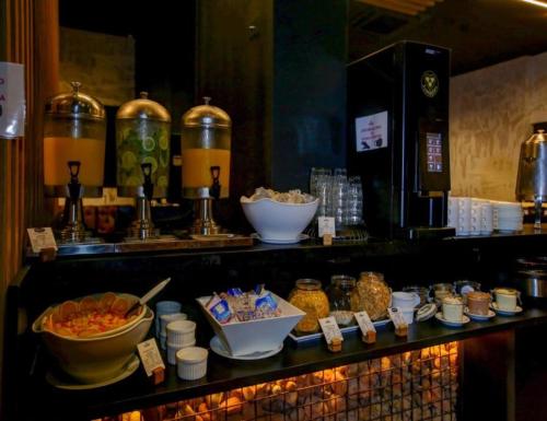 een buffet met kommen eten op een aanrecht bij Alugueasy - Nobile Suites Monumental in Brasilia