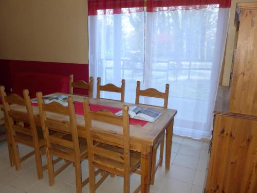 Φωτογραφία από το άλμπουμ του Maison en bois au bord du canal avec terrasse et jeux - FR-1-611A-3 σε Froncles