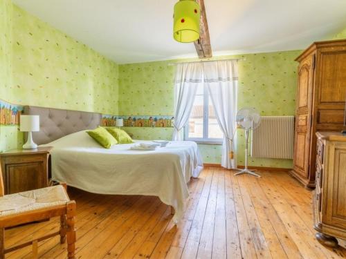 una camera da letto con un letto e una finestra di Grand Gîte à Louvemont : 8 Chambres, Piscine Chauffée, Proche Lac et Activités outdoor - FR-1-611-69 a Louvemont