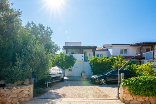 Apartments with parking space Vir - 24901