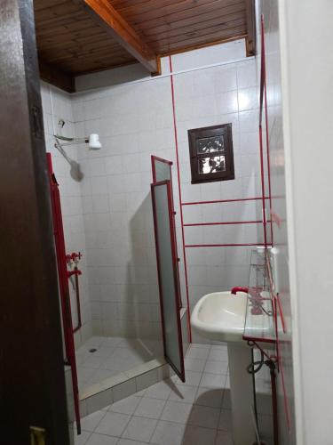 Ένα μπάνιο στο Alojamiento temporario en el centro de Posadas, Misiones para 6 personas