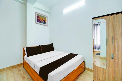 Un pat sau paturi într-o cameră la Hotel O Assam Inn Grand