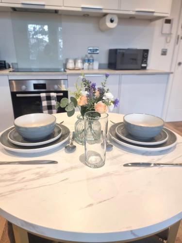 Η κουζίνα ή μικρή κουζίνα στο Luxuriously Cosy 1 Bed Flat at Trinity Point Gravesend, Suitable for Long Stay and Short Stay
