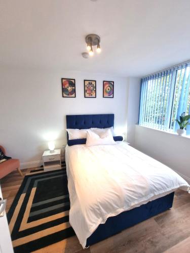 Ένα ή περισσότερα κρεβάτια σε δωμάτιο στο Luxuriously Cosy 1 Bed Flat at Trinity Point Gravesend, Suitable for Long Stay and Short Stay