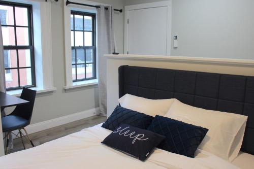 Ένα ή περισσότερα κρεβάτια σε δωμάτιο στο UNIQUE Gem in HEART of Albany Spiral Staircase