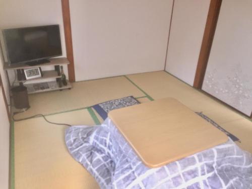 a room with a laptop on the floor with a tv at D-pdal Inn - Vacation STAY 38493v in Tokyo