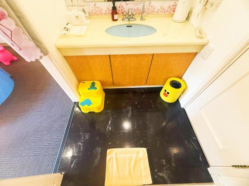 an overhead view of a bathroom with a sink at Ikaho no mori Kids Paradise in Ikaho