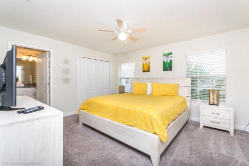 a bedroom with a bed and a ceiling fan at Stunning Townhouses 5 Minutes away Disney! in Kissimmee