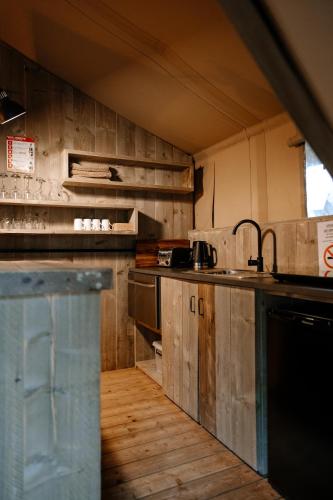 Η κουζίνα ή μικρή κουζίνα στο Koondrook Glamping Retreat
