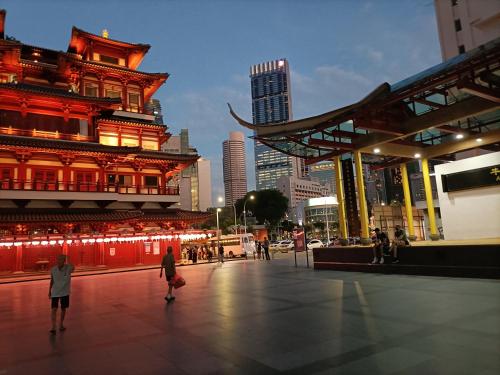 een groep mensen die voor een gebouw loopt bij Royal Lodge @ Pagoda Street in Singapore