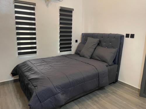 a large bed in a room withwindows and a bed sidx sidx sidx at Extravaganza Stay in Lagos