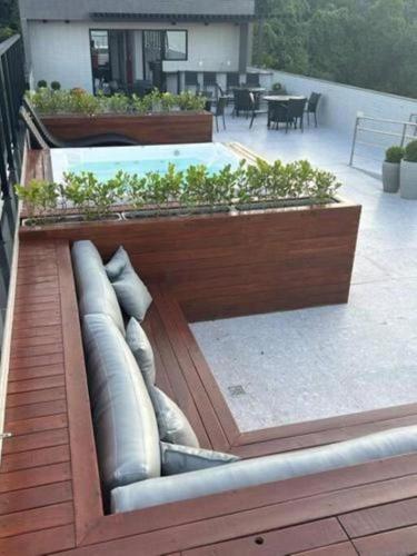 a swimming pool with plants on a roof at Flat sofisticado na Praia do Cabo Branco 4 pessoas in Tambaú