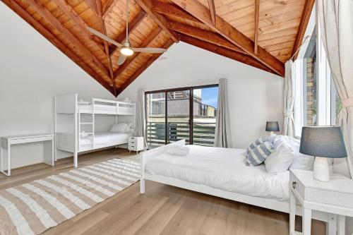 Ένα ή περισσότερα κρεβάτια σε δωμάτιο στο Treehouse Waterview